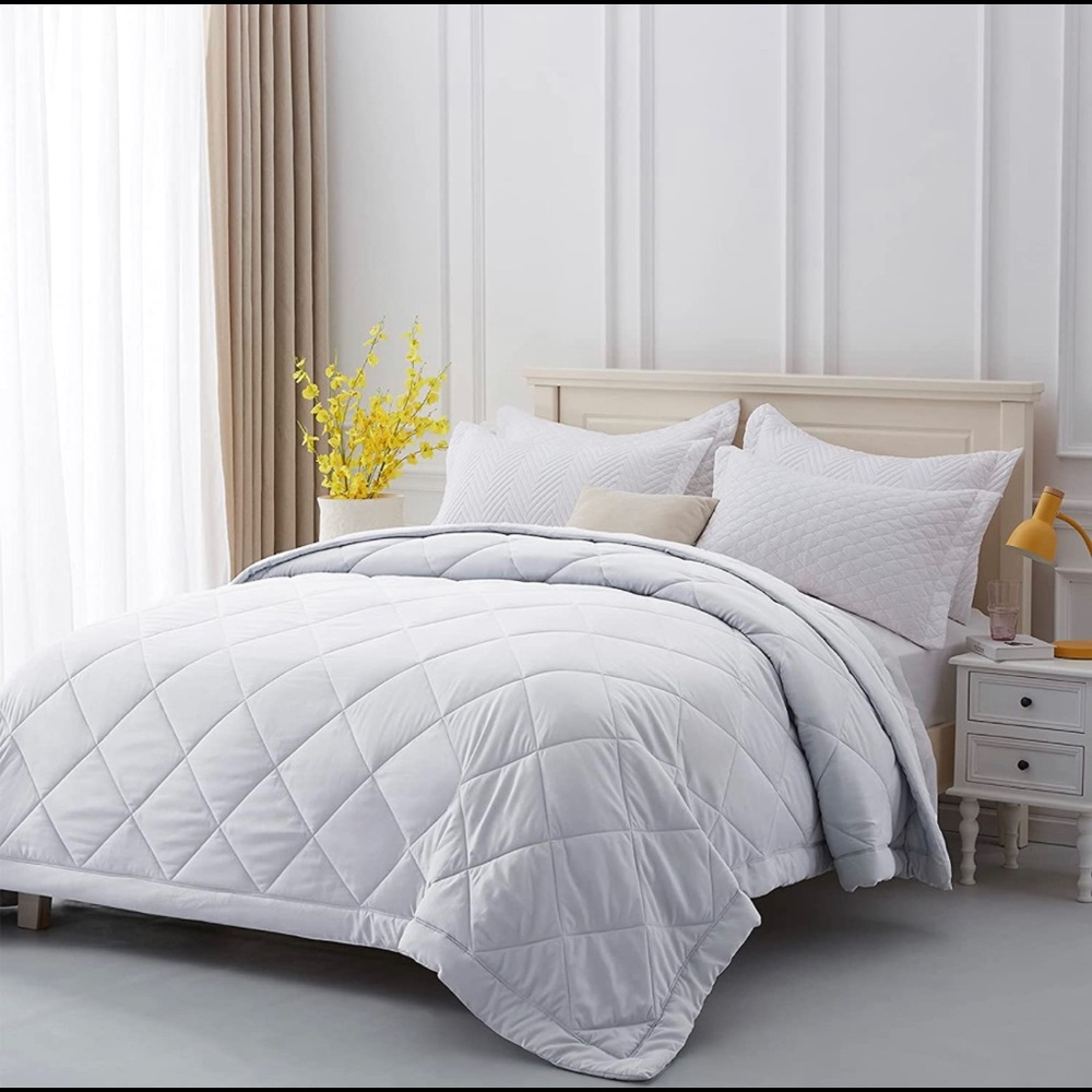 NEW! SunStyle Home Quilt King Lightweight Comforter Reversible Bedspread